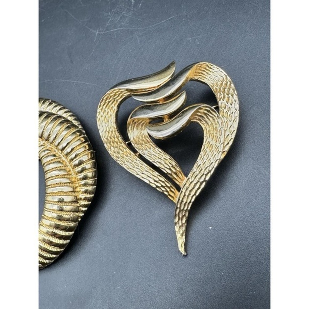 Vintage Set Gold-tone Monet Ribbed Crescent‎ Modernist Heart Large Brooch Pins - Picture 4 of 8